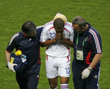 Francouzký útočník Thierry Henry opuští trávník v doporovdu lékaře a maséra. | Foto: Reuters