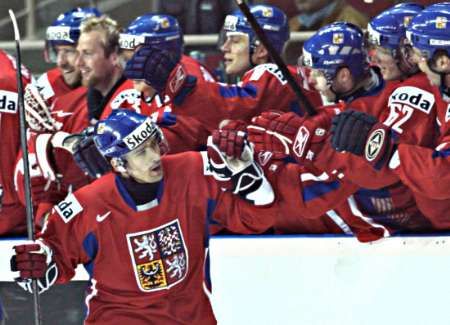 Tomáš Plekanec (vlevo) se raduje se spoluhráči z českého týmu. | Foto: Reuters