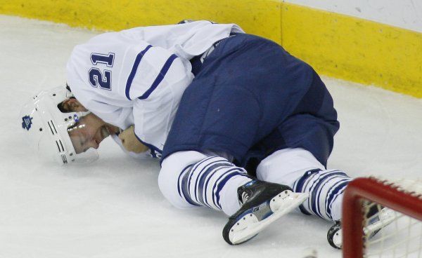 Hráč Toronta John Pohl padl zraněný k zemi v utkání s Carolinou. | Foto: Reuters