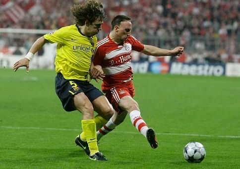 Bayern hrál s Barcelonou 1:1 - na snímku Ribéry a Puyol | Foto: Reuters