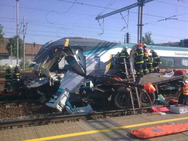 Na koridorových tratích v Česku jsou desítky železničních přejezdů podobných tomu ve Studénce. | Foto: ČTK