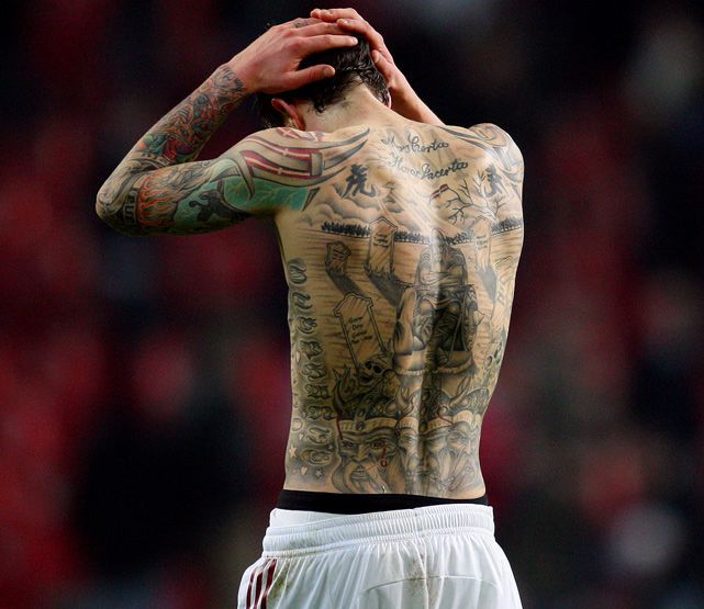 Dánský fotbalista Daniel Agger a jeho tetování. | Foto: Reuters