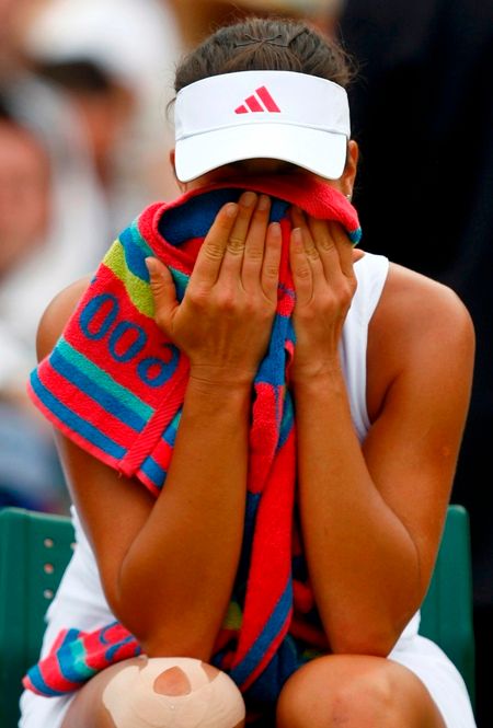 Ana Ivanovičová pláče. Kvůli zranění musel vzdát osmifinále Wimbledonu. | Foto: Reuters