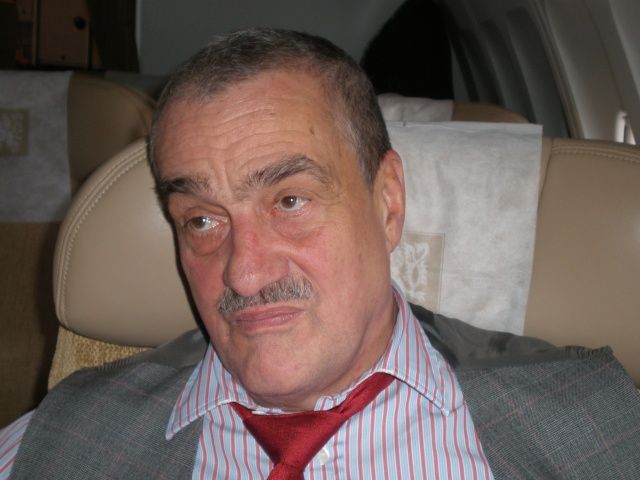 Karel Schwarzenberg ve vládním letadle na cestě do USA | Foto: Roman Gazdík