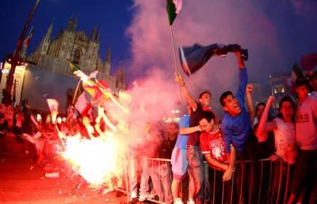 Italští fanoušci po zápase s Ghanou duchovní útěchu nepotřebovali. | Foto: Reuters