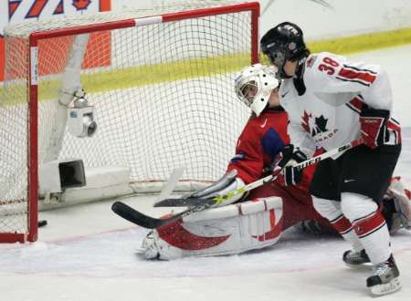 Kanadský hokejista Sam Cagner (vpravo)sleduje puk, který z hokejky Bryana Littlea pronikl za záda ruského brankáře Varlamova ve finále MS juniorů. | Foto: Reuters