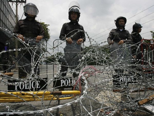 V ulicích Bangkoku jsou nadále rozmístěny vojenské a policejní jednotky. Nemají však zbraně, aby nemohlo ani nedopatřením dojít ke krveprolití | Foto: Reuters