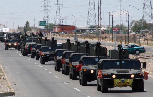 Vojenský konvoj v Ciudad Juárez. Válka s drogovými dealery je zde v plném proudu. | Foto: Reuters