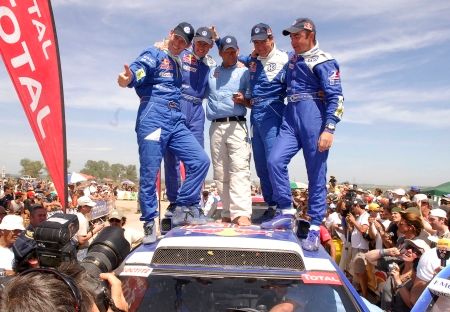 Jihoafričan Giniel de Villiers dovezl svůj volkswagen do cíle Rallye Dakar na prvním místě. | Foto: Václav Rojík