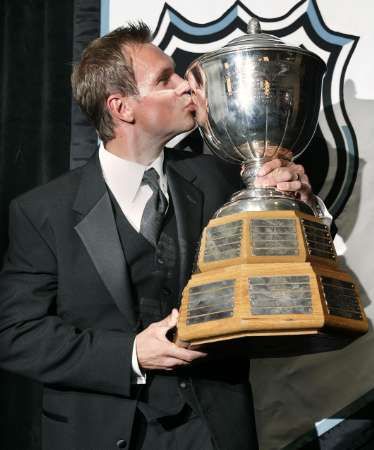 Obránce Detroitu Red Wings Nicklas Lidstrom líbá Norris Trophy. | Foto: Reuters