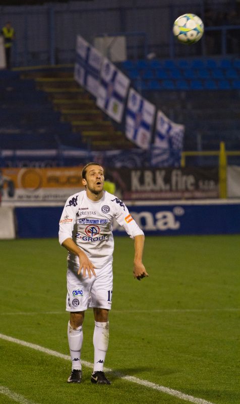 16. místo: Slovácko - průměrná známka: 3,0. MH: 3 (Festival reklamních bannerů. Příliš volného místa na dresech Slovácka nezbývá, logo klubu pak úplně ztrácí význam.) , TK: 4 (Dresy Slovácka mají moderní střih, jenže těch reklam je na něm opravdu přesmíru.), ZT: 2 (To je dres, nebo reklamní tričko, které se zadarmo rozdává na ulicích?) | Foto: Dalibor Sosna