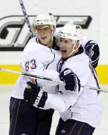 Hokejista Edmontonu Oilers Aleš Hemský (vlevo) slaví se Shawnem Horcoffem gól do sítě Calgary. | Foto: Reuters