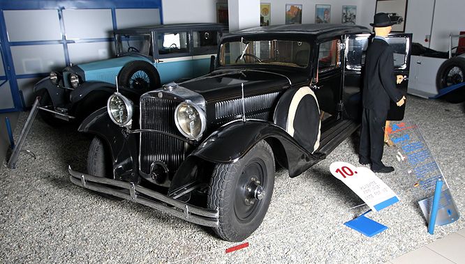 Osobní automobil Tatra 70 pohání vodou chlazený řadový šestiválec o objemu 3406 ccm s výkonem 65 koní (48 kW), který dává 2400 kg těžkému vozu rychlost až 110 km/h. | Foto: Tomáš Adamec, Aktuálně.cz