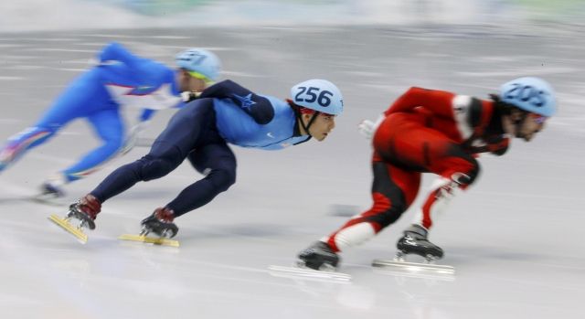 V rychlobruslařském závodě na 1500 metrů se ze své sedmé olympijské medaile mohl těšit Anton Ohno. | Foto: Reuters