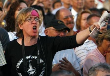 Lidé na mítincích neváhají dávat své emoce najevo. | Foto: Reuters