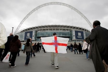 Fanoušci směřují na fotbal, opět se hraje ve Wembley. | Foto: Reuters