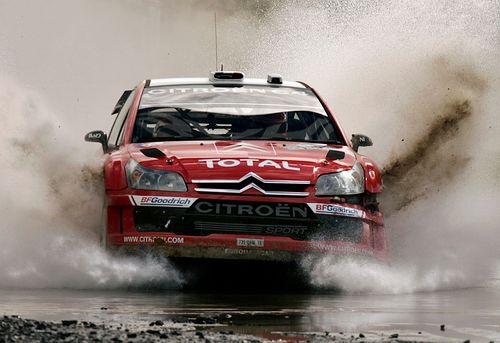 Sébastien Loeb projíždí s Citroënem C4 brod na trati Rallye Nový Zéland. | Foto: Reuters