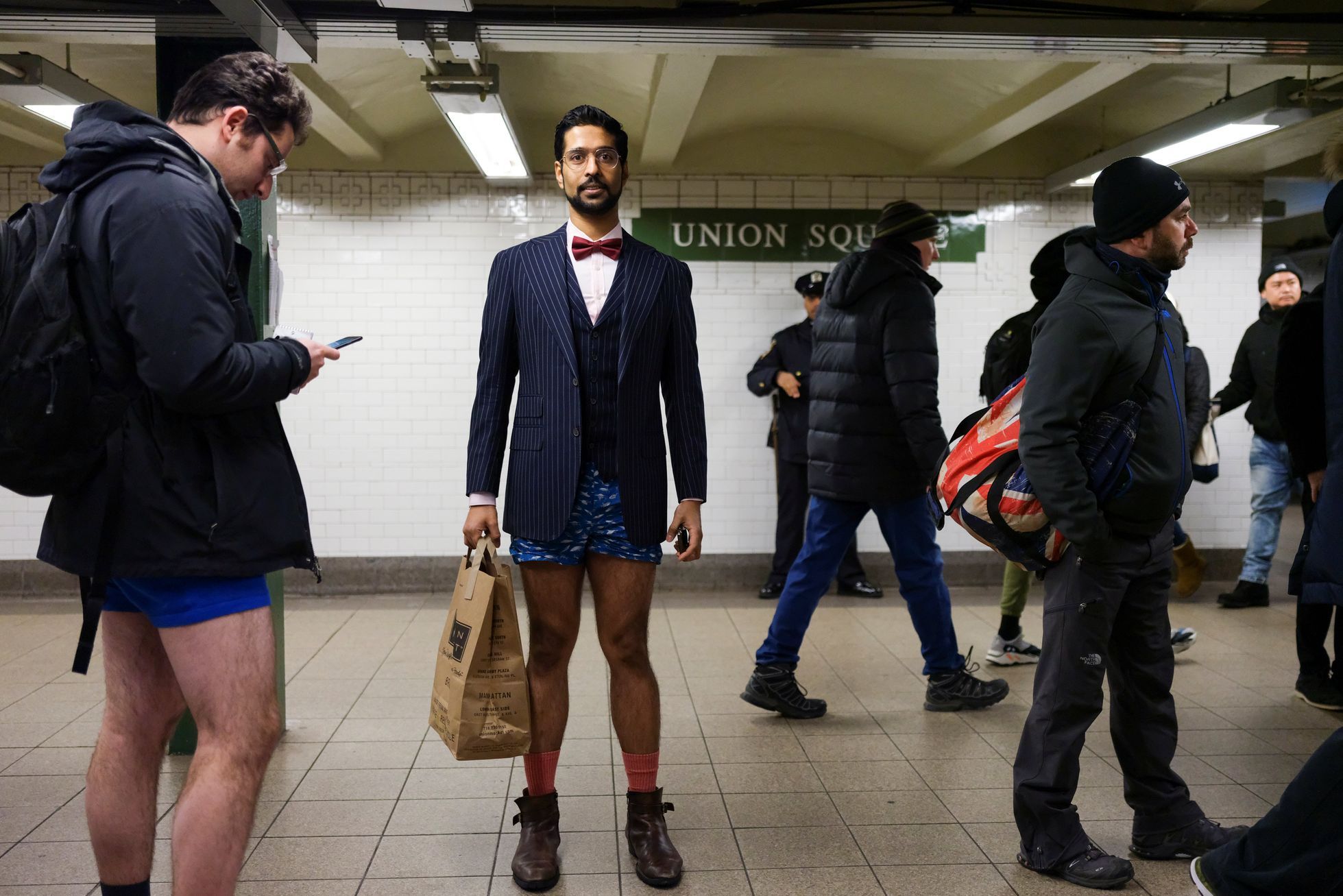 Остался без штанов. No Pants Subway Ride 2019. Акция в метро без штанов Нью Йорк. В метро без штанов 2019. День без штанов в метро Нью-Йорка.
