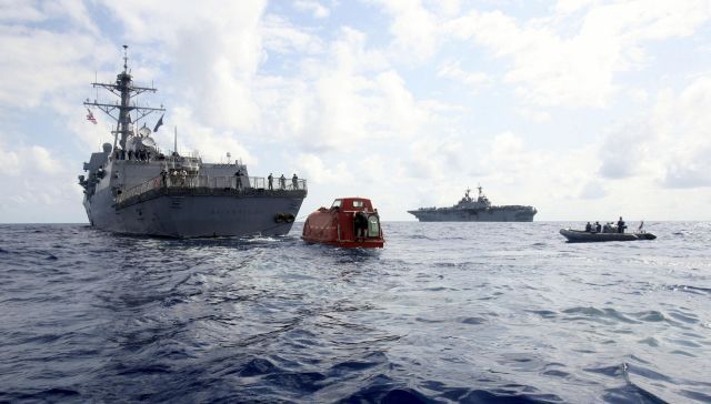 Vepředu vlevo je americký torpédoborec USS Bainbridge, který vysvobodil kapitána nákladní lodi z rukou somálských pirátů. Tři z nich ostřelovači zabili. | Foto: Reuters