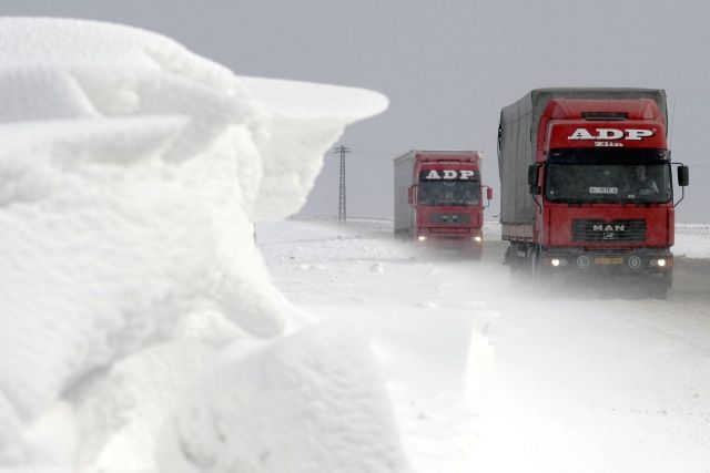 Silný vítr komplikoval 14. března dopravu na hlavním tahu z Břeclavi do Hodonína, který byl dopoledne dokonce chvíli neprůjezdný kvůli navátému sněhu a silnici musela zprůjezdnit až fréza. | Foto: čtk