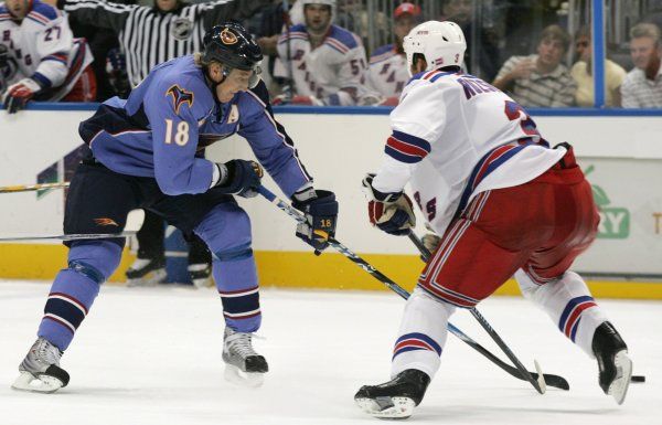 Slovenský útočník Marián Hossa z Atlanty střílí gól přes českého obránce Michala Rozsívala z NY Rangers. | Foto: Reuters