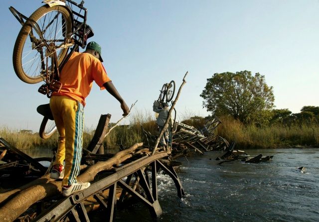 Angola se stala ropnou mocností, k chudým se však nedostalo nejen nové bohatství, ale ani benzin | Foto: Reuters