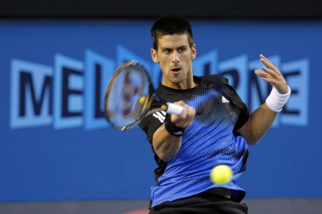 Srbský tenista Novak Djokovič vrací míč Rogeru Federerovi. Semifinálový zápas poháru Australian Open. Melbourne, Austrálie | Foto: Reuters