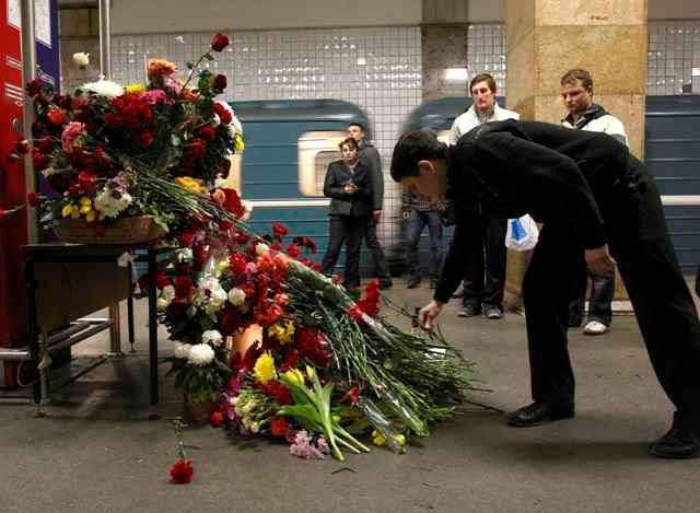 Květiny přibývají také ve stanici metra Park Kultury. | Foto: Reuters