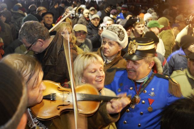 Je po půlnoci. Na mostě přes řeku Olši/Olzu vypuklo veselí, zpívaly se koledy a tančilo se. | Foto: Martin Popelář