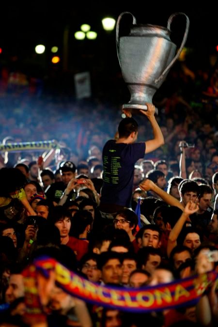 Fanoušci fotbalistů FC Barcelona slaví v ulicích triumf v Champions League. | Foto: Václav Rojík