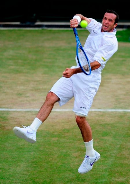 Radek Štěpánek vrací míč Lleytonu Hewittovi v osmifinále Wimbledonu. | Foto: Reuters