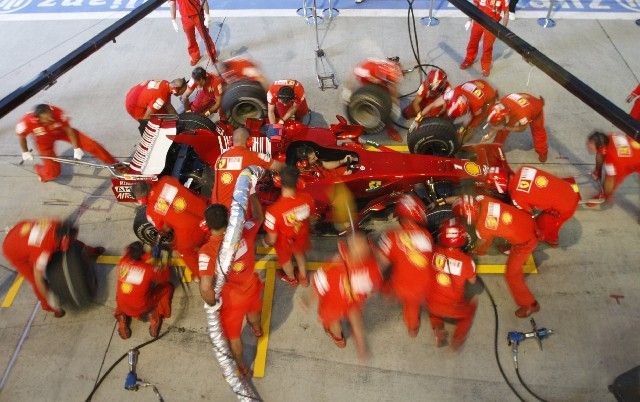 Mechanici Ferrari cvičí před Velkou cenou Japonska zastávku v boxech. Po událostech v Singapuru se není čemu divit. | Foto: Reuters