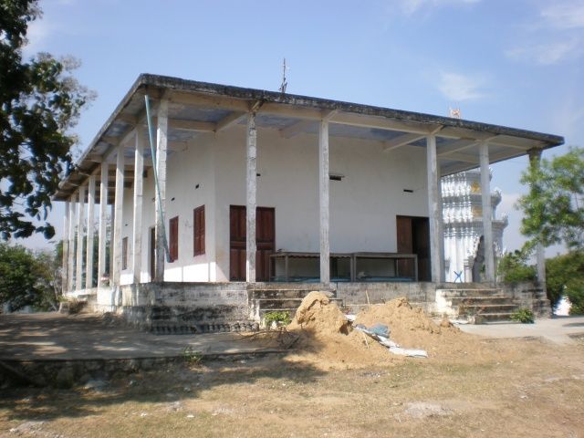 Mučírna (za Rudých Khmérů) a pagoda (předtím a dnes), provincie Battambang | Foto: Roman Gazdík