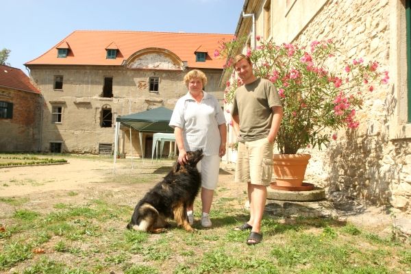 Spolu se svým synem obhospodařuje 200 hektarů polí a 1000 hektarů lesa. Skoro všechno, co hospodářství vynese, jde na platy 15 zaměstnanců a opravu komunisty zdevastovaného zámku s hospodářským zázemím, který rod získal zpět před 18 lety v restituci. Podobných zámků jsou na Hané desítky a ne všechny mají takové štěstí. Ten v nedalekých Zdislavicích, kde se točil film Requiem pro panenku, patří jedné z větví rodiny Baťů a rok od roku chátrá. | Foto: Karel Toman