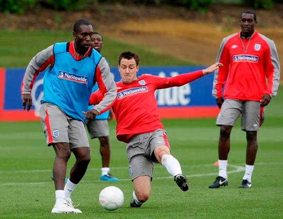 John Terry a Carlton Cole se připravují na duel s Andorrou. | Foto: Reuters