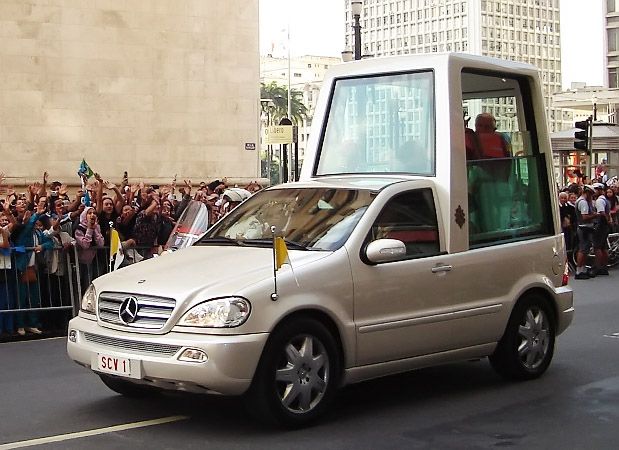 Benedikt XVI. v nedávné době obdržel nový Mercedes off-road postavený z modelu G 500. Je v bílé barvě (včetně interiéru) a motor ukrývá pětilitrový osmiválec s maximálním výkonem 218 kW při 5500 ot./min. Papamobil využije Svatý otec v Praze asi jen krátce a po Praze jej bude přepravovat limuzína ve vládní koloně. | Foto: Zbyněk Pavienský, František Jakubec