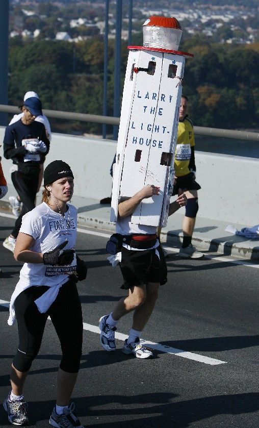 Jeden z účastníků Newyorského maratonu se převlékl za maják. | Foto: Reuters