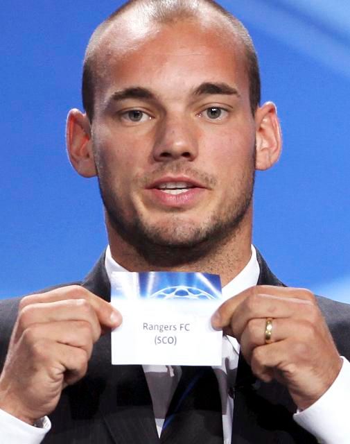 Wesley Sneijder losuje | Foto: Reuters