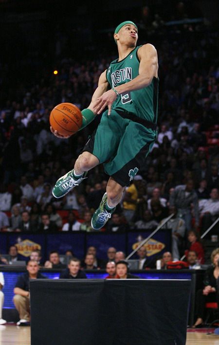 Gerald Green z Borostnu vyhrál atraktivní soutěž ve smečování v rámci All Star víkendu NBA díky efektní smeči se skokem přes stůl. | Foto: Reuters