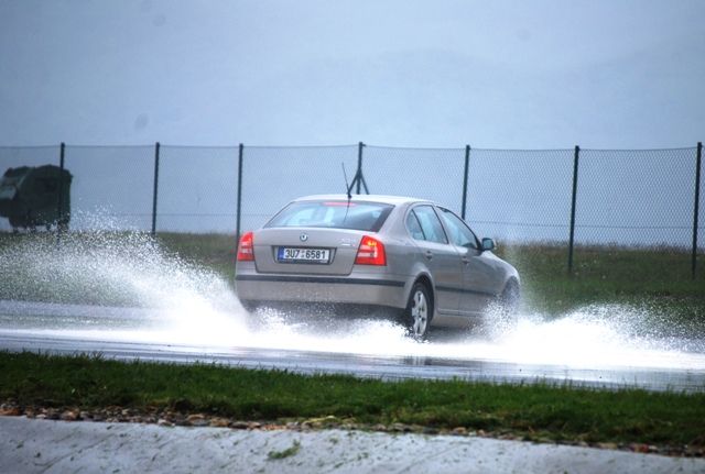 Pokud se auto přetočí již příliš, nezbývá řidiči jiná možnost než šlápnout na brzdu. vše samozřejmě doprovází gejzíry vody | Foto: Radek Pecák