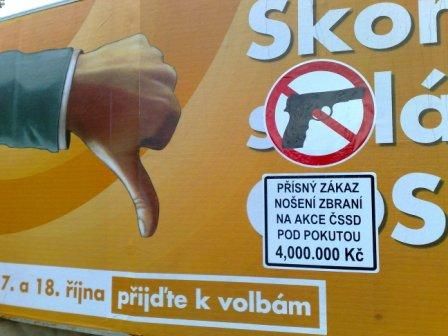 V Kutné Hoře se na billboardu a citilightu vyřádil místní vtipálek. Svým přelepem odkazuje hned na dvě aféry spojené s ČSSD. Vraždu Václava Kočky mladšího po prezentaci Paroubkovy knihy a odhalené praktiky lídra kandidátky ČSSD ve středních Čechách Davida Ratha. Ten údajně nutil lidi na kandidátce podepsat závazek, že budou vždy hlasovat podle stranické direktivy. Pod pokutou čtyř milionů. | Foto: Archiv