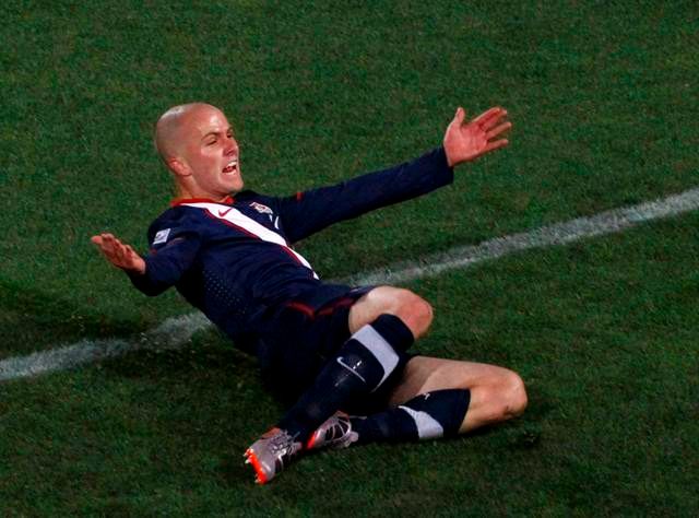 Michael Bradley zase dal šanci na postup ze skupiny Spojeným státům, když díky jeho gólu srovnali Američané utkání se Slovinci na 2:2. | Foto: Reuters