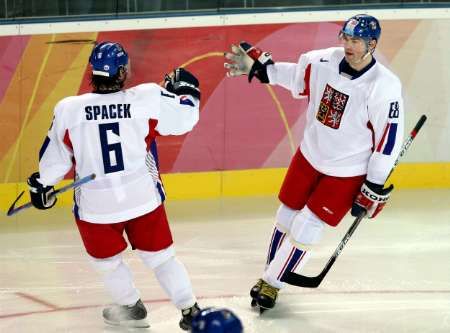 Jaroslav Špaček, současný asistent trenéra u reprezentace, gratuluje Jaromíru Jágrovi ke gólu v zápase se Švýcarskem na olympiádě v Turíně | Foto: Reuters