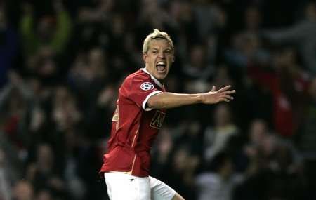 Fotbalista Manchester United Alan Smith slaví gó do sítě AS Řím v odvetě čtvrtfinále Ligy mistrů. | Foto: Reuters