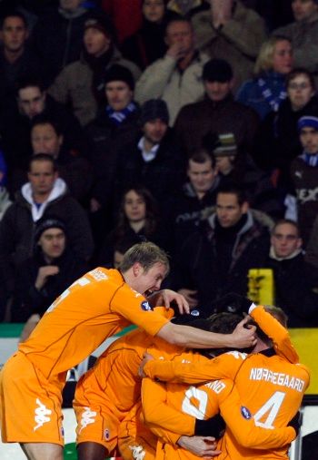 Fotbalisté FC Kodaň se radují z vedoucího gólu na hřišti Brugg. | Foto: Jiří Šidliák, Reuters