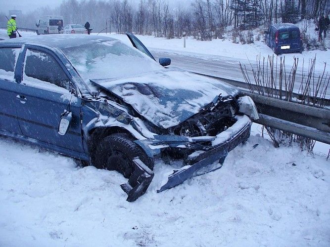 Středeční sněžení spojené se silným větrem výrazně přidělalo práci hasičům. Jen počet nehod, ke kterým v tento den vyjeli, pětinásobně převýšil dlouhodobý denní průměr. | Foto: HZS Vysočina