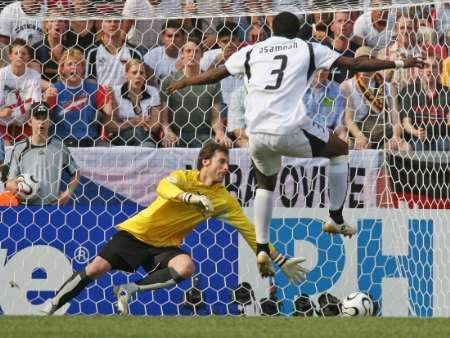 Asamoah Gyan z Ghany dává gól do sítě českého brankáře Petra Čecha. | Foto: Reuters