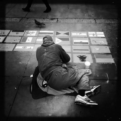 Trafalgar Square neboli Trafalgarské náměstí. V jeho centru stojí Nelsonův sloup, který obklopují fontány. Na severní straně se nachází Národní galerie. | Foto: Libor Fojtík