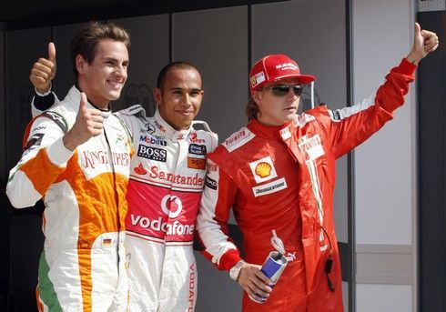 Složení tří nejlepších jezdců v kvalifikaci (zleva) Adrian Sutil, Lewis Hamilton a Kimi Räikkönen. | Foto: Sport