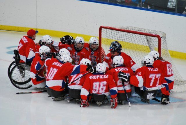 Česká sledge hokejová reprezentace před začátkem přípravného zápasu s Kanadou. | Foto: Handisport.cz